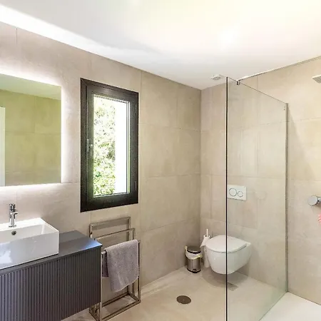 4 Bdrms Charming 3 Palms In Elviria, Sea Views! Вилла